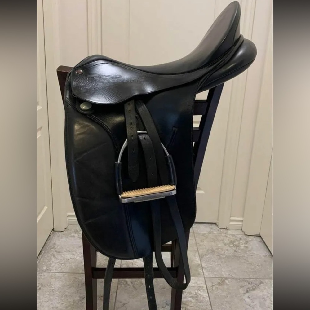 17.5” Bates Caprilli Saddle CAIR panel *Adjustable Gullet System*